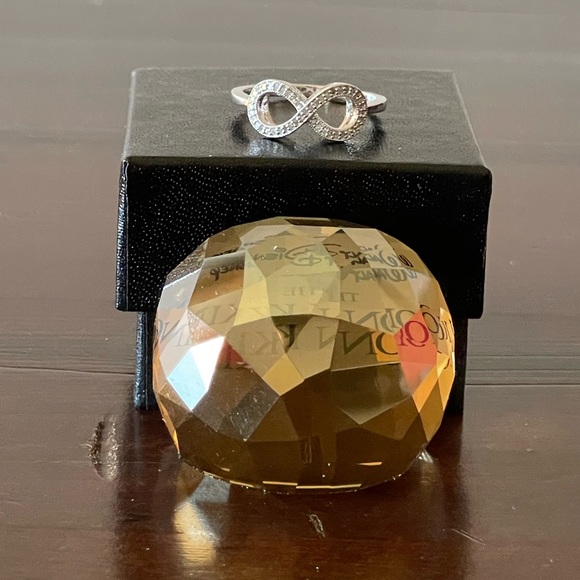 Beautiful Womens White Gold / Sterling Silver Diamond Ring - Picture 3 of 10